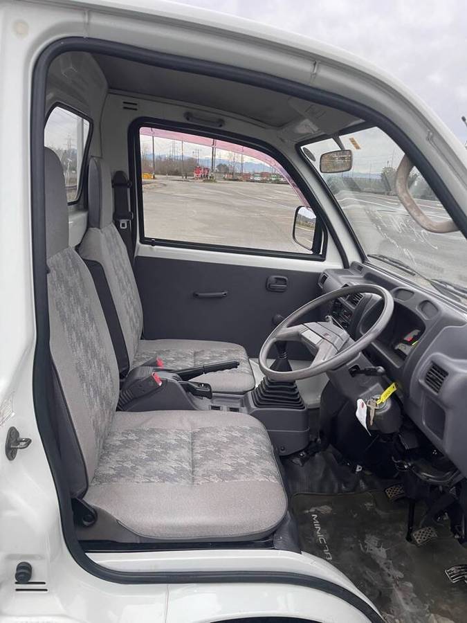 Mitsubishi-minicab-1995-white-10