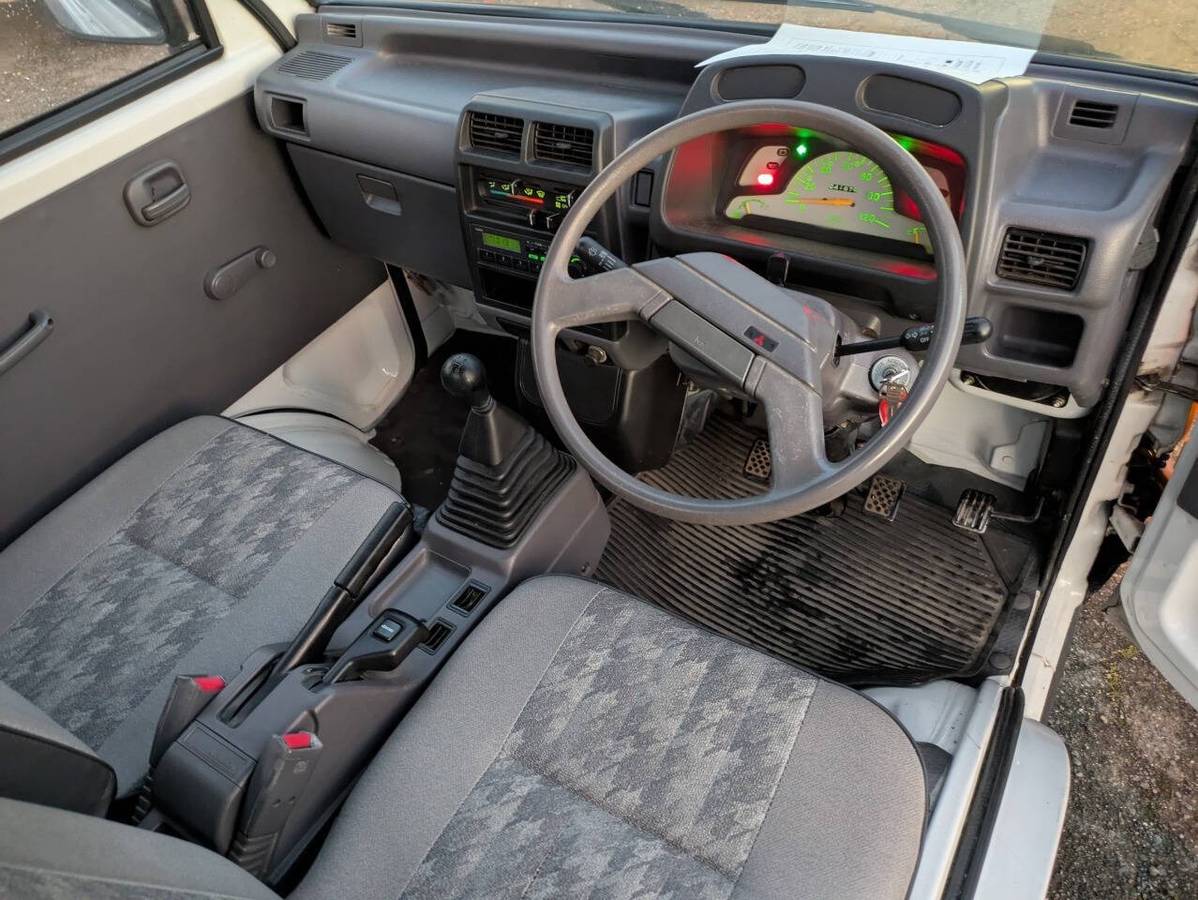 Mitsubishi-minicab-1995-white-14