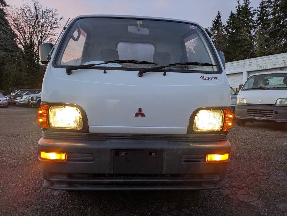 Mitsubishi-minicab-1995-white-3