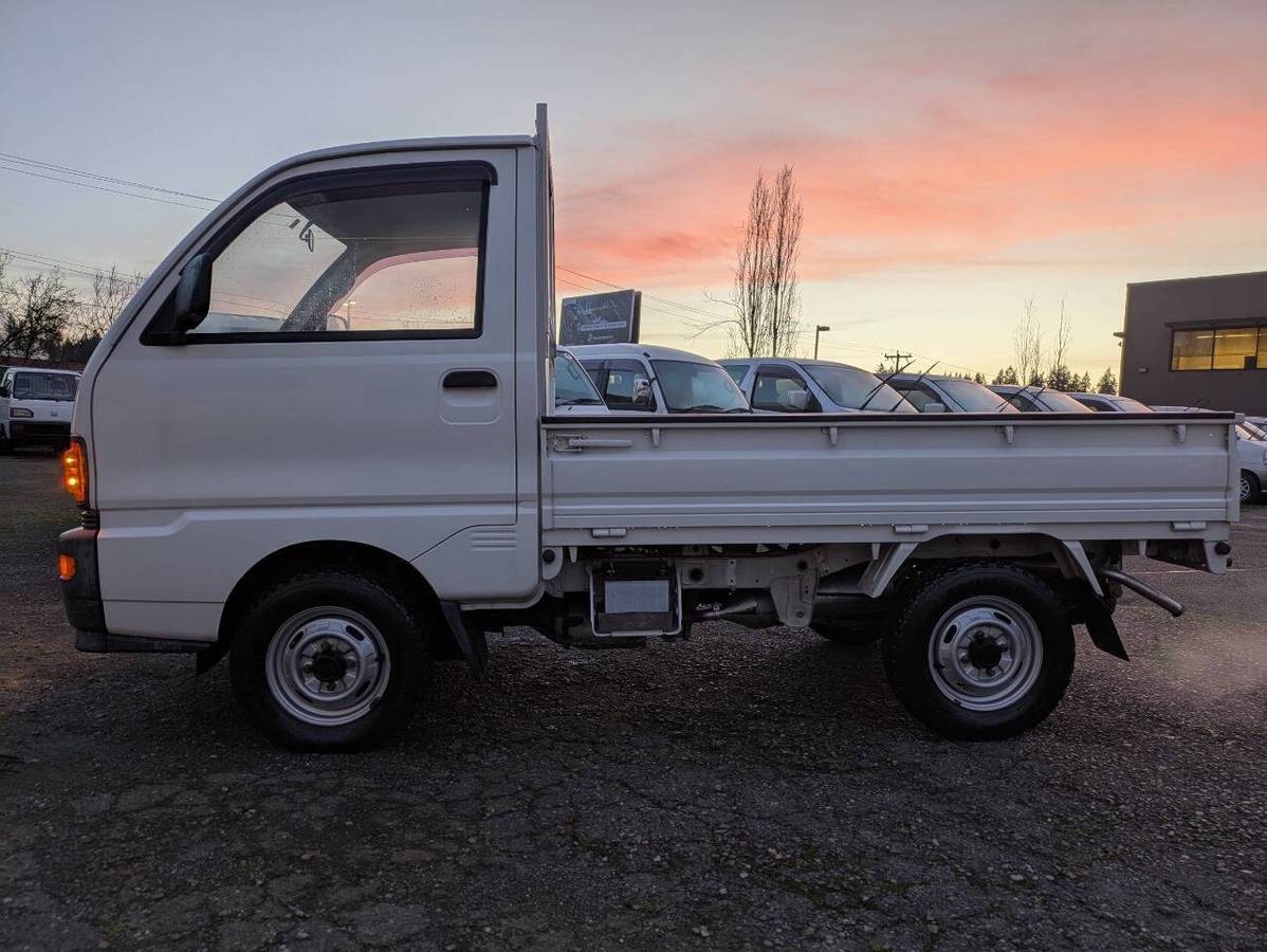 Mitsubishi-minicab-1995-white-4