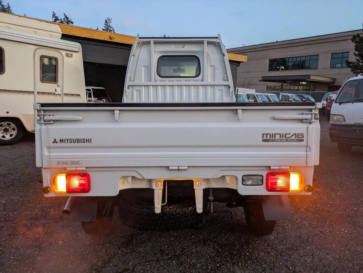 Mitsubishi-minicab-1995-white-5