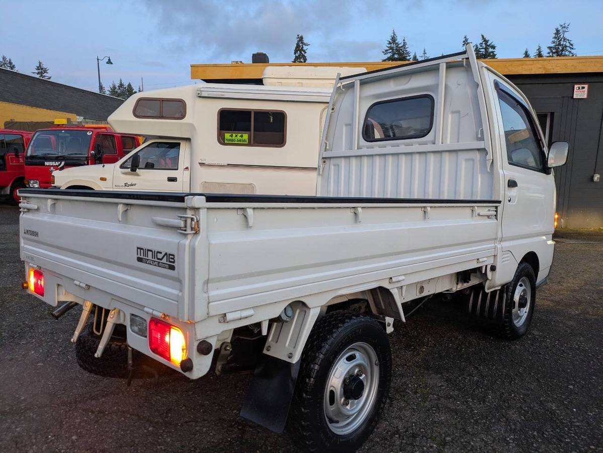 Mitsubishi-minicab-1995-white-6