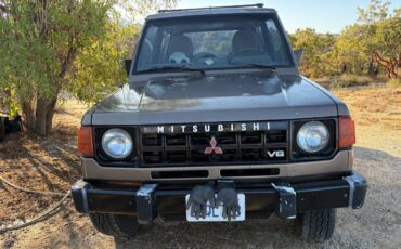 Mitsubishi-montero-1989-brown-1
