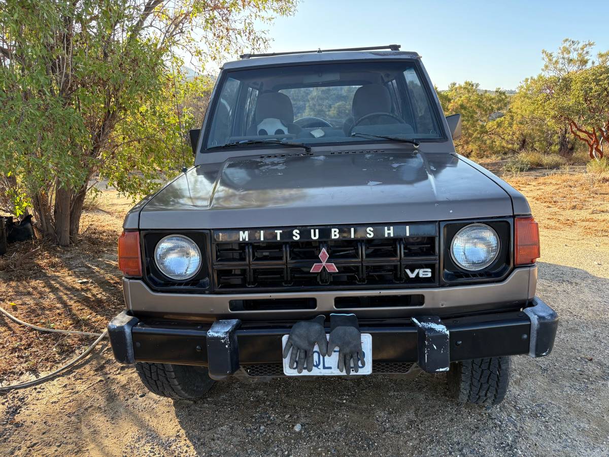 Mitsubishi-montero-1989-brown-1