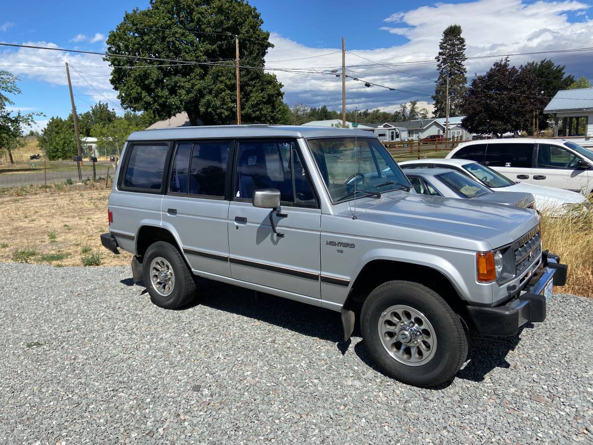 Mitsubishi-montero-1989-silver-1