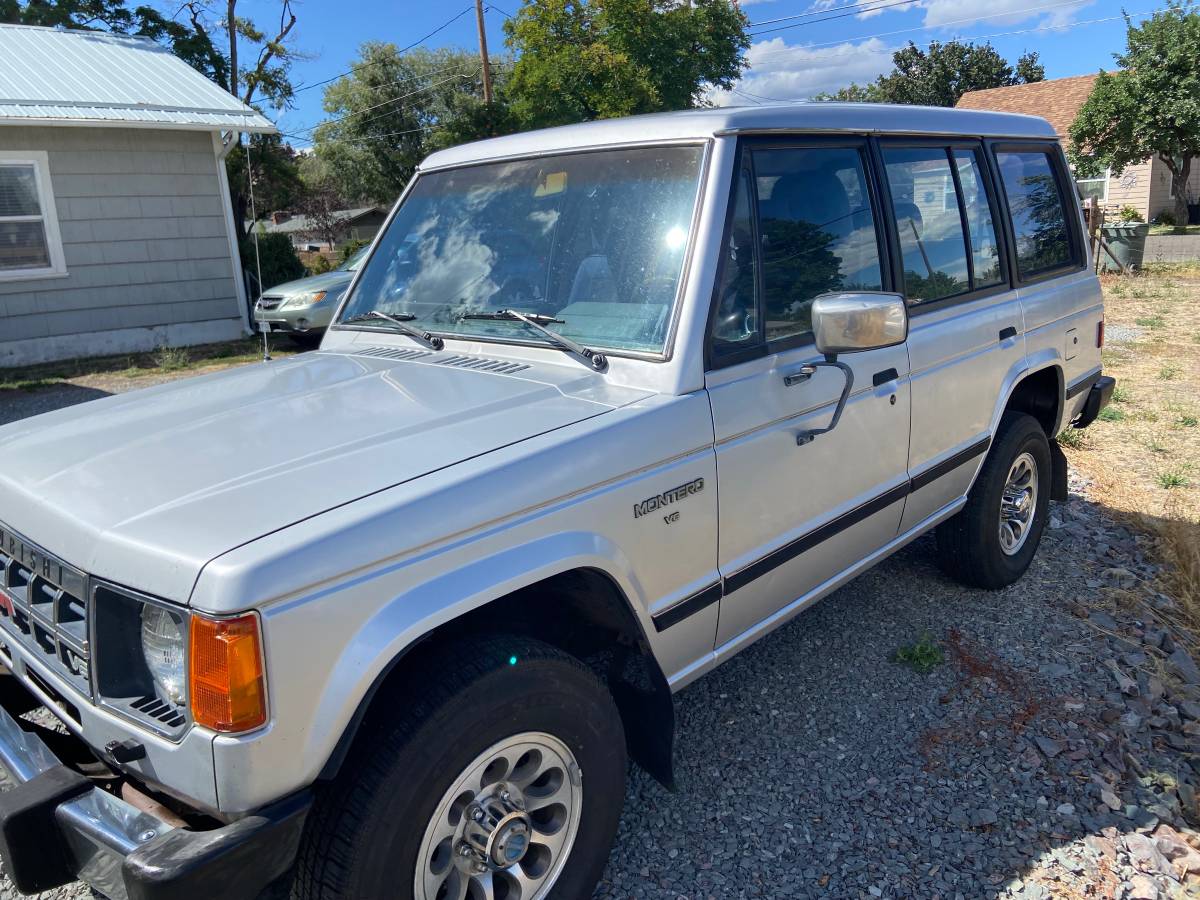 Mitsubishi-montero-1989-silver