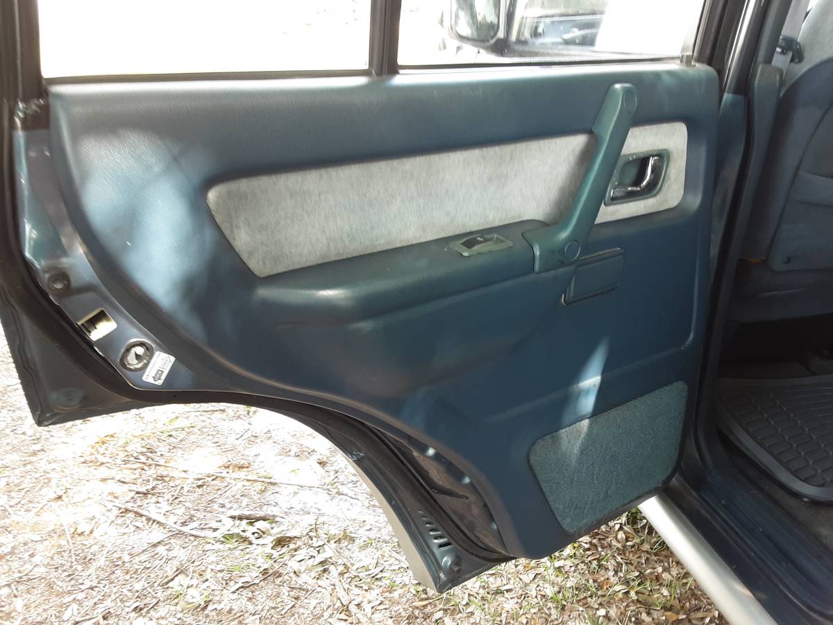 Mitsubishi-pajero-4x4-diesel-1991-blue-16