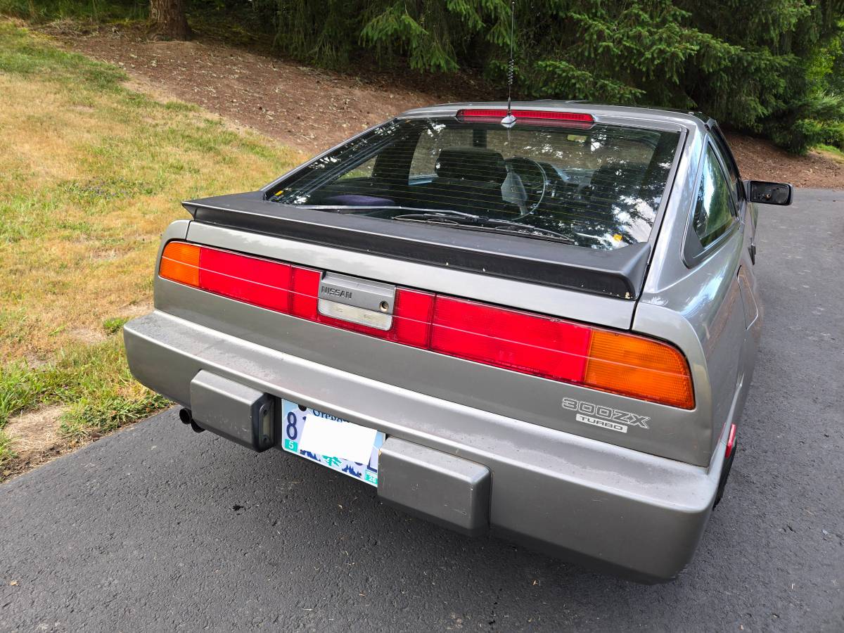 Nissan-300-zx-1987-grey-4