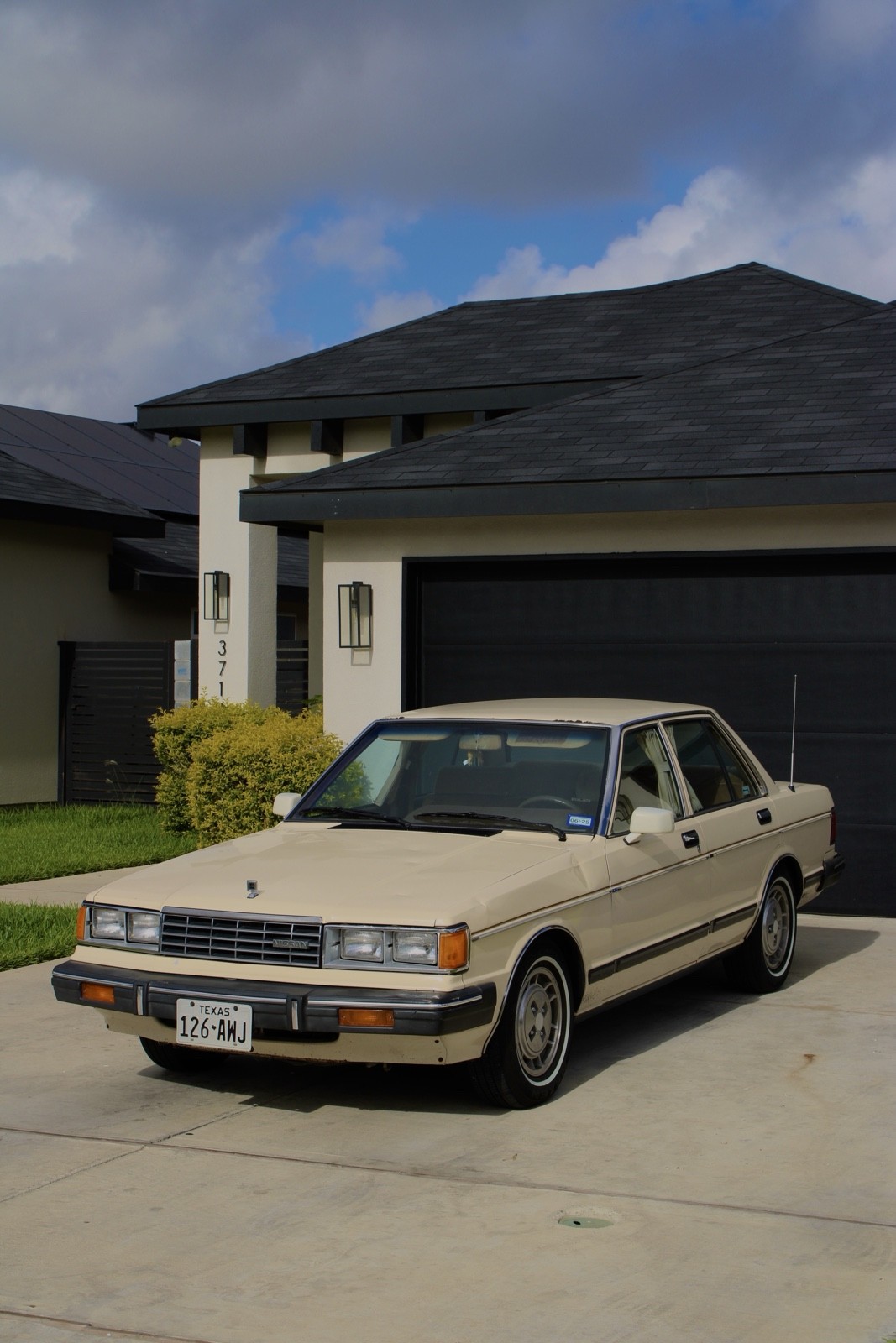 Nissan-Maxima-1984-Sedan-1