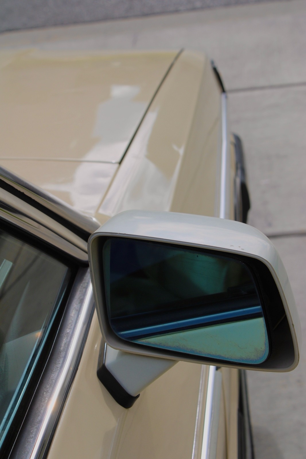 Nissan-Maxima-1984-Sedan-2