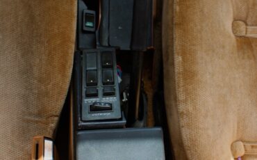 Nissan-Maxima-1984-Sedan-26