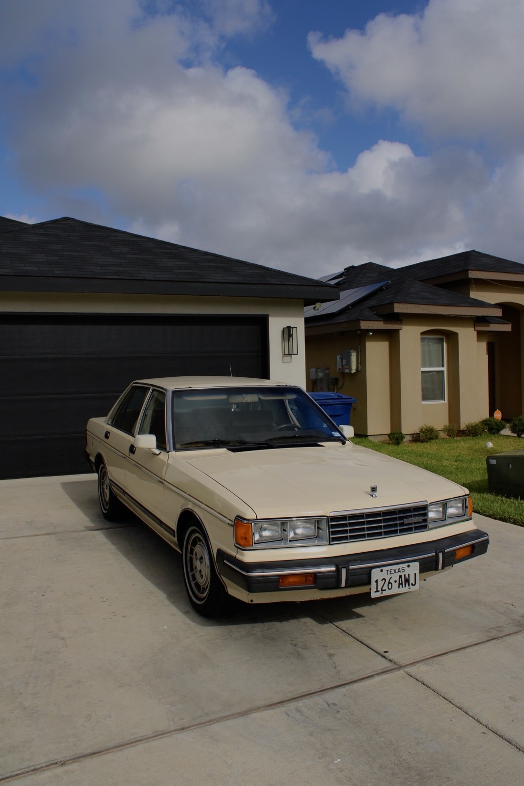 Nissan-Maxima-1984-Sedan