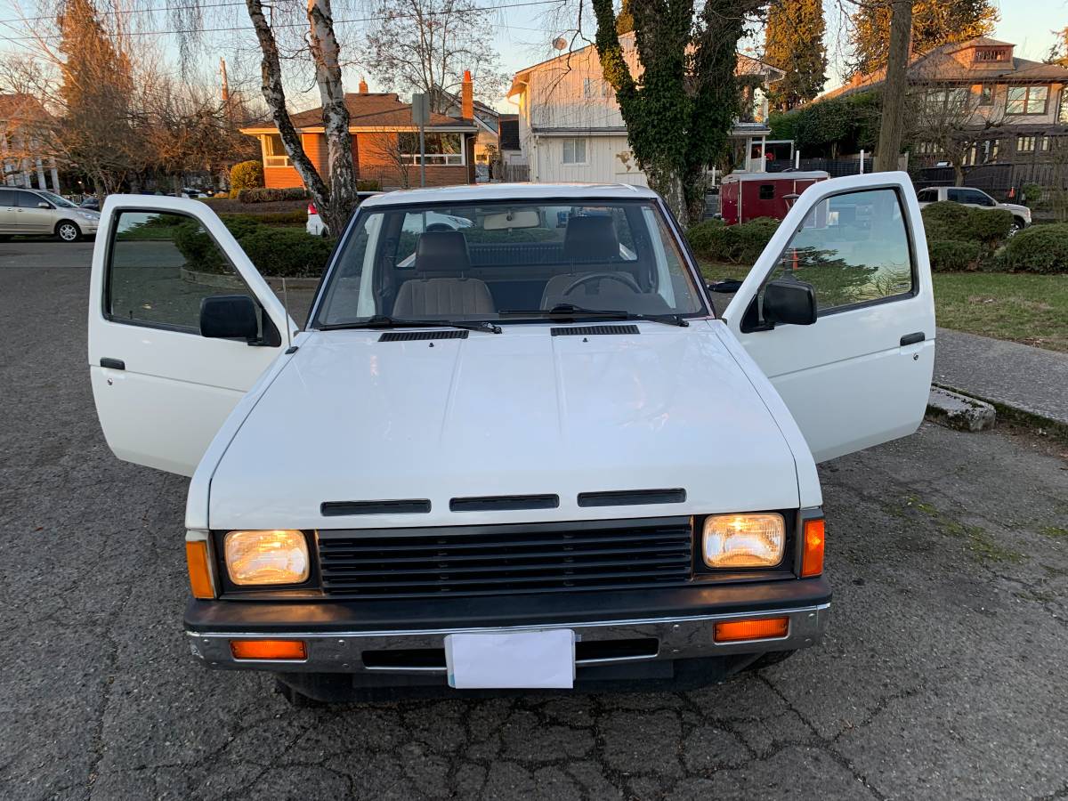 Nissan-d21-hardbody-xe-king-cab-1987-white-1
