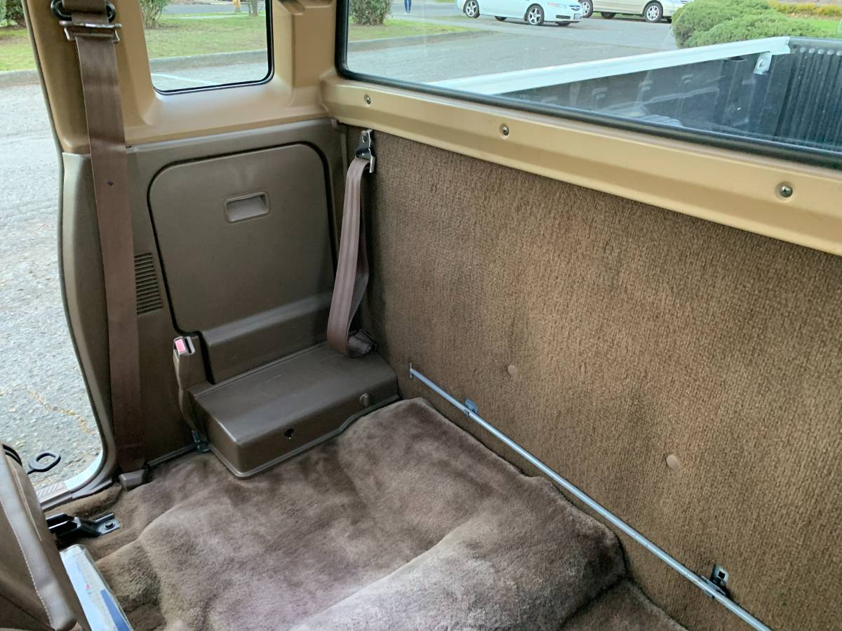 Nissan-d21-hardbody-xe-king-cab-1987-white-10