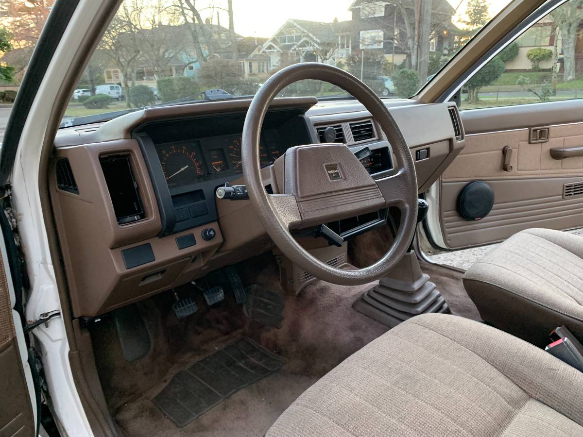 Nissan-d21-hardbody-xe-king-cab-1987-white-11