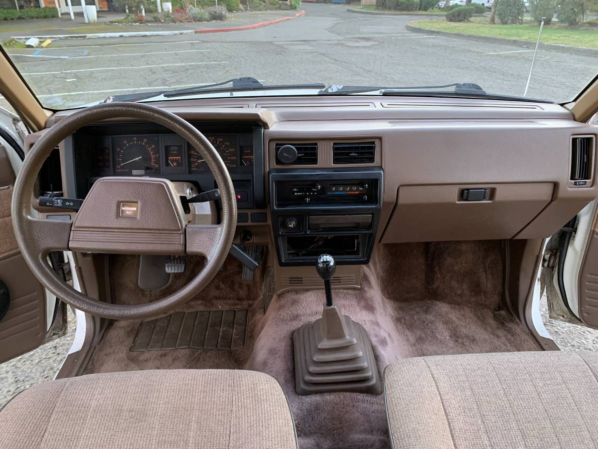 Nissan-d21-hardbody-xe-king-cab-1987-white-13