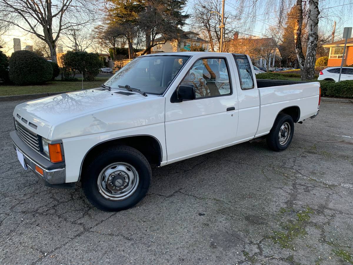 Nissan-d21-hardbody-xe-king-cab-1987-white-19