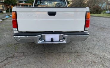 Nissan-d21-hardbody-xe-king-cab-1987-white-2