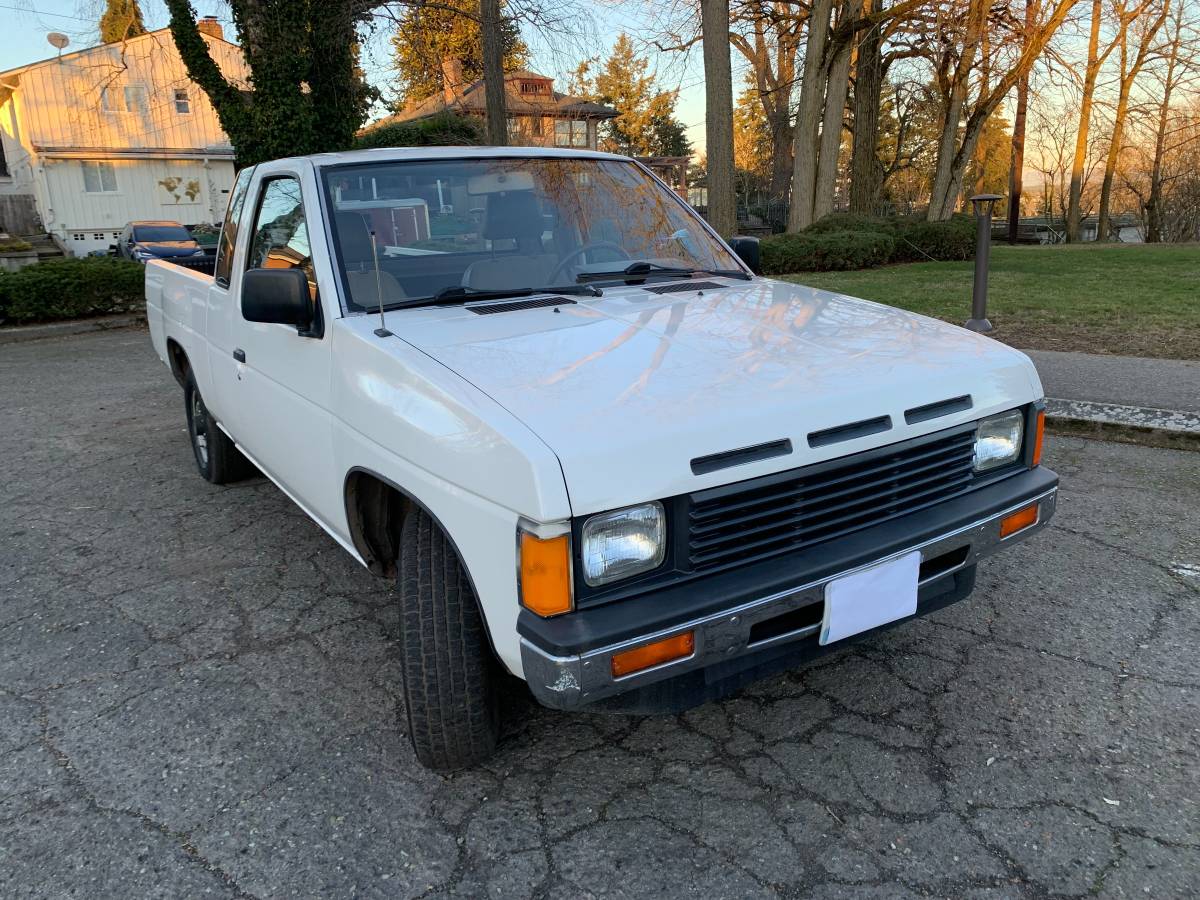 Nissan-d21-hardbody-xe-king-cab-1987-white-20