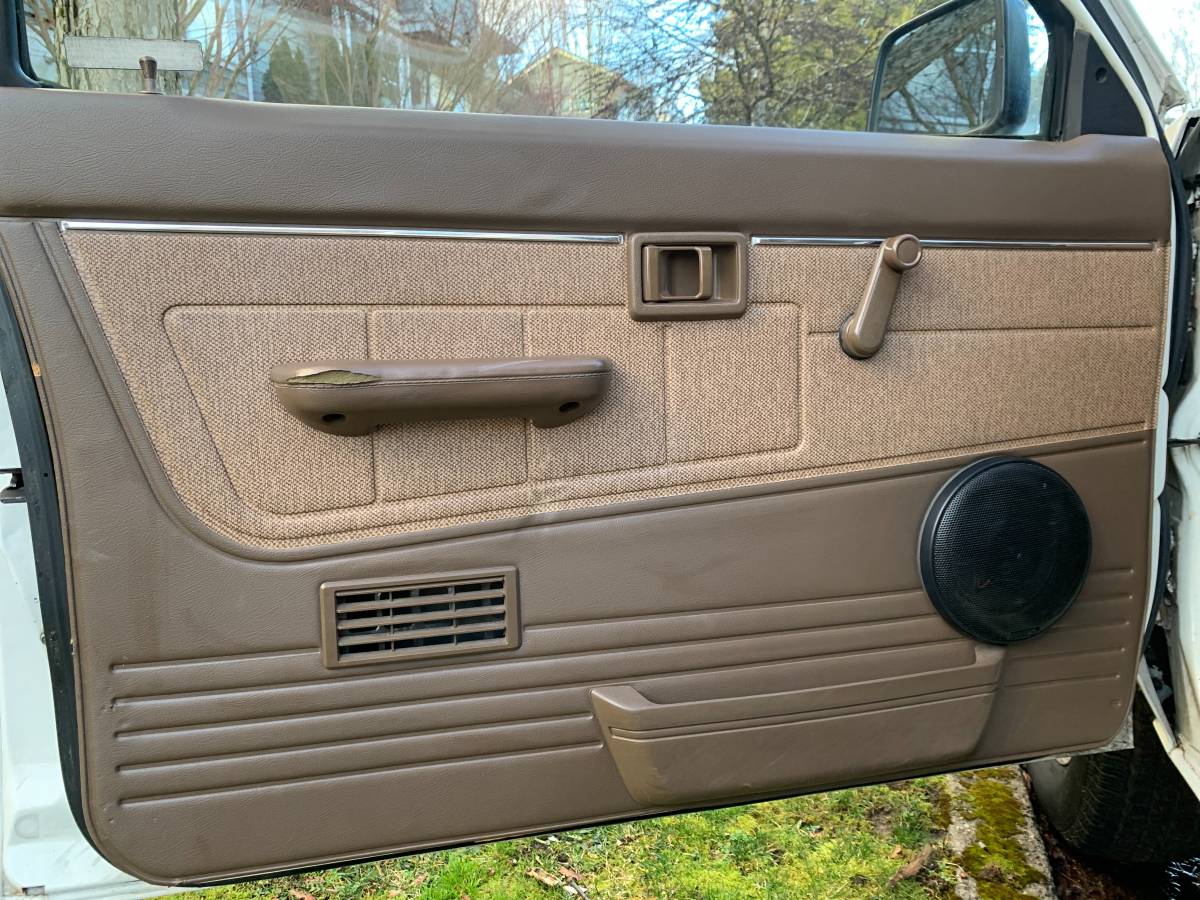 Nissan-d21-hardbody-xe-king-cab-1987-white-22