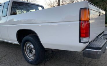 Nissan-d21-hardbody-xe-king-cab-1987-white-3