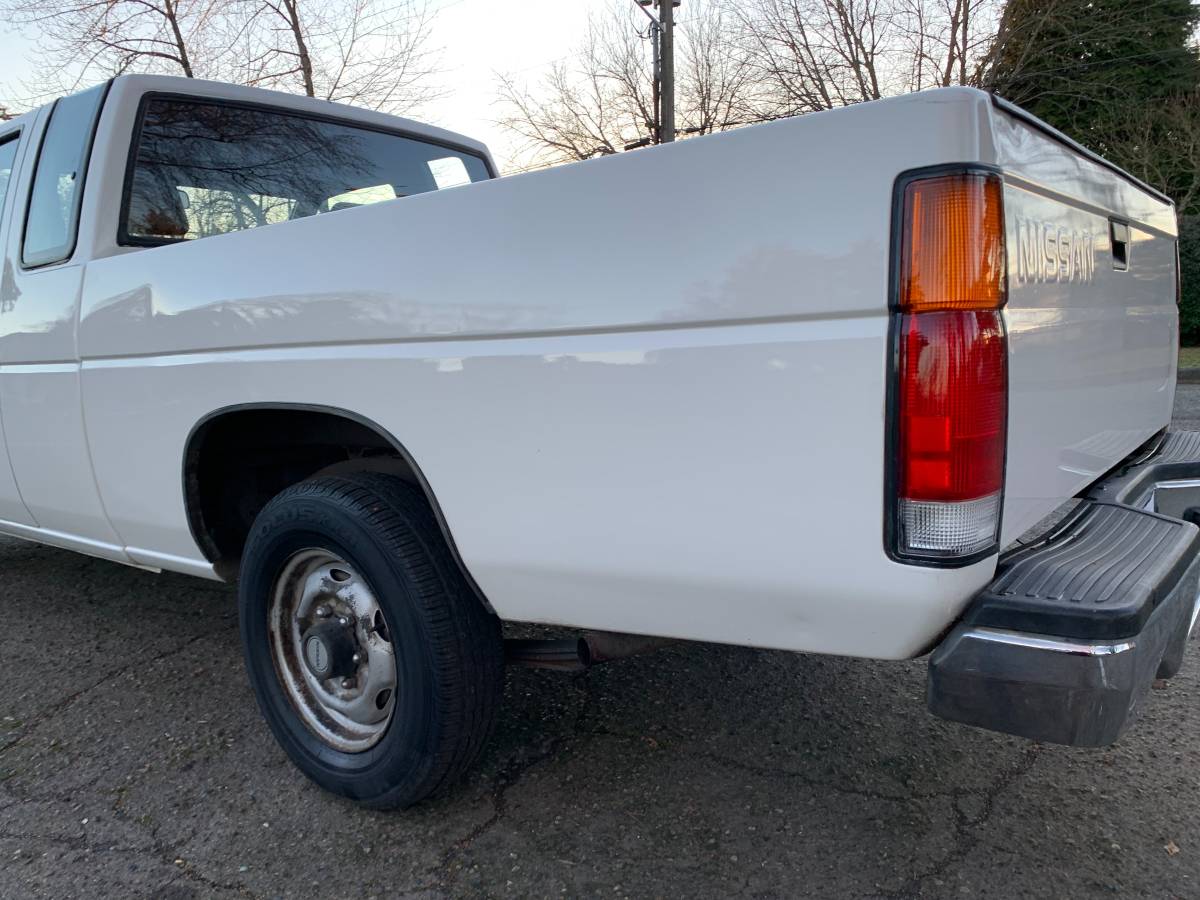 Nissan-d21-hardbody-xe-king-cab-1987-white-3