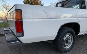 Nissan-d21-hardbody-xe-king-cab-1987-white-4