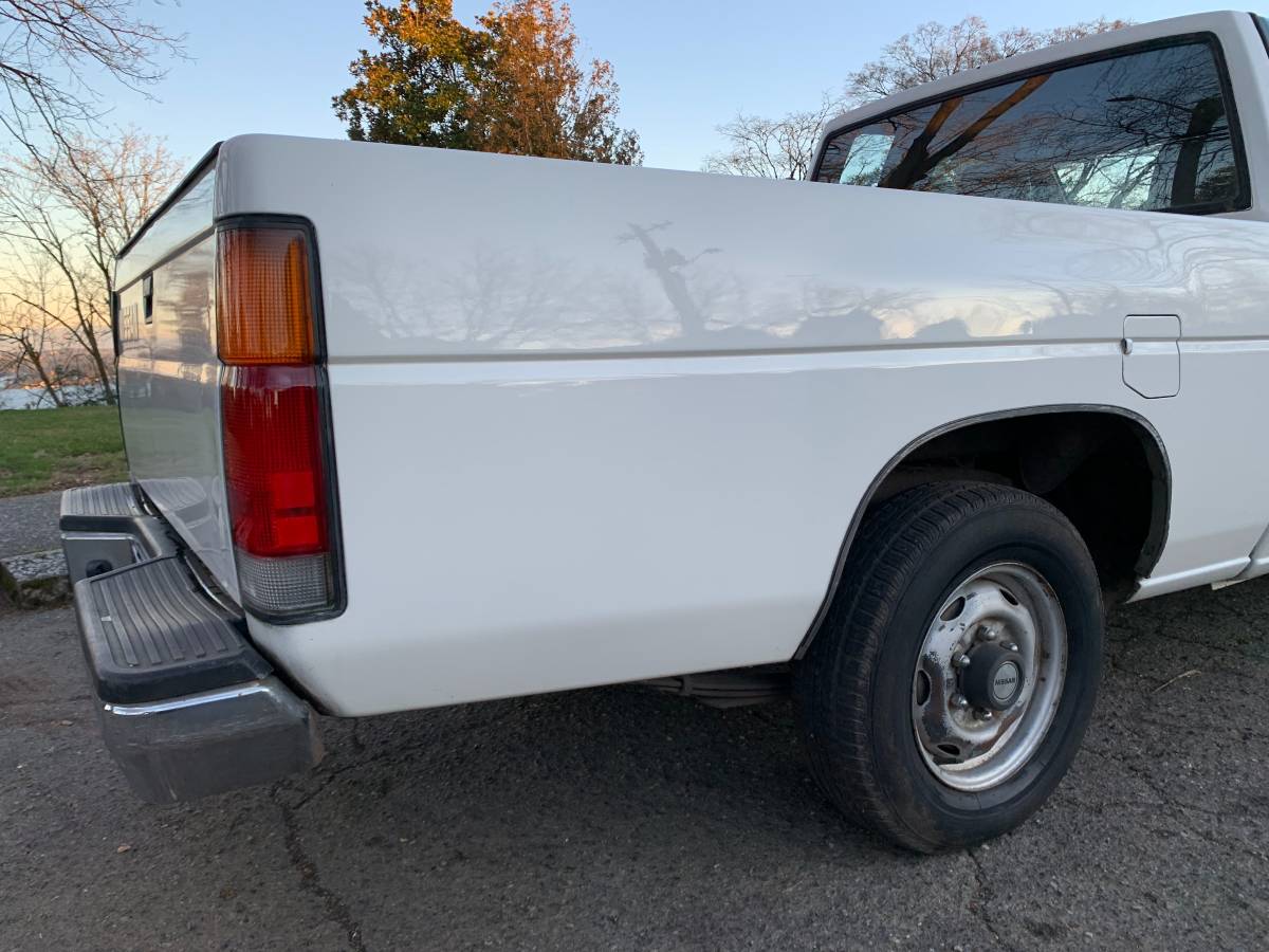 Nissan-d21-hardbody-xe-king-cab-1987-white-4