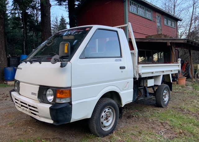 Nissan-dump-truck-diesel-1990-white-1