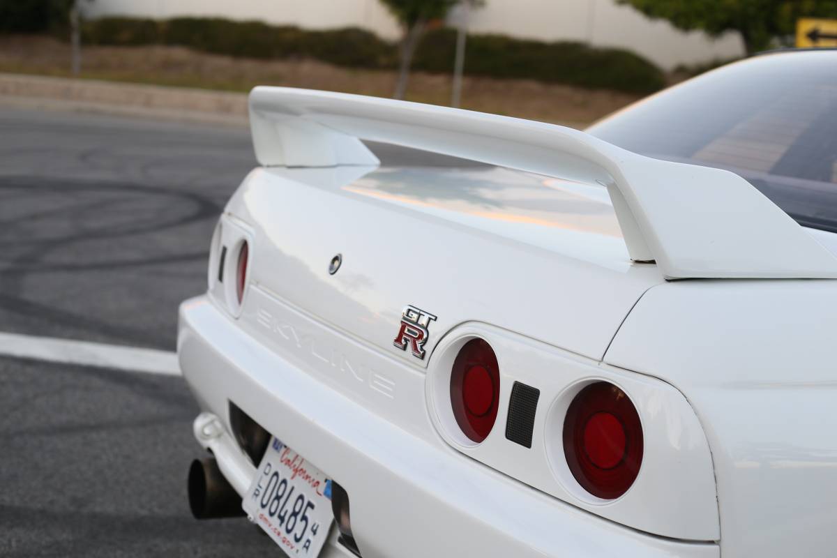 Nissan-gtr-1994-white-23