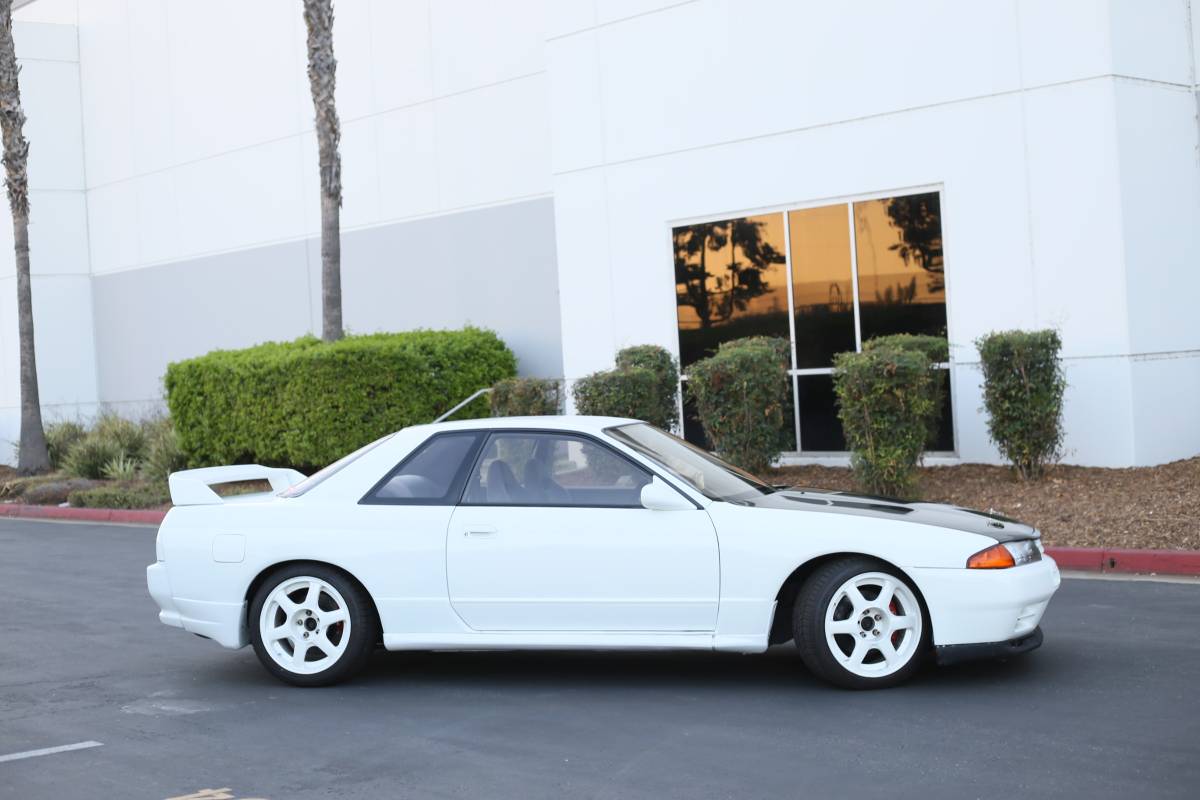 Nissan-gtr-1994-white-4