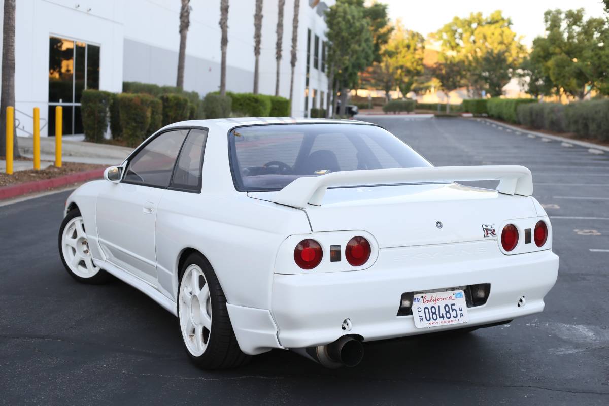 Nissan-gtr-1994-white-5