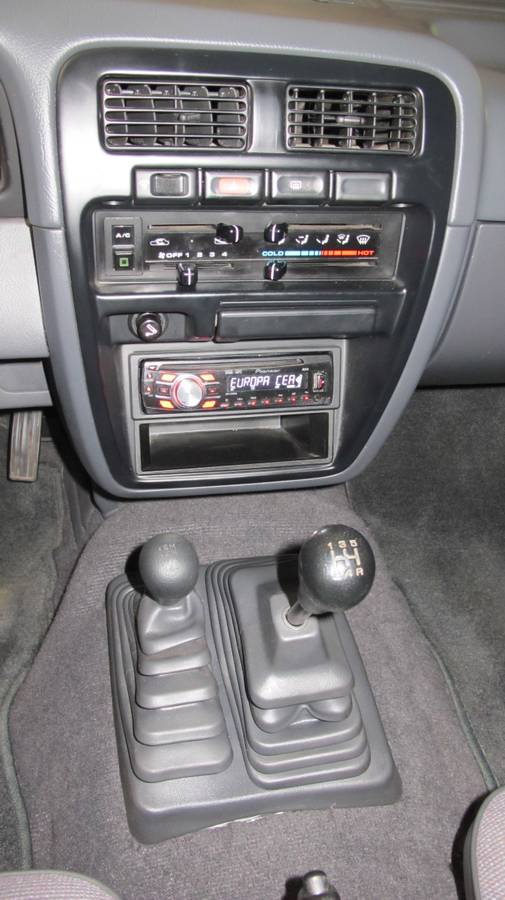 Nissan-pathfinder-xe-4x4-1994-black-11