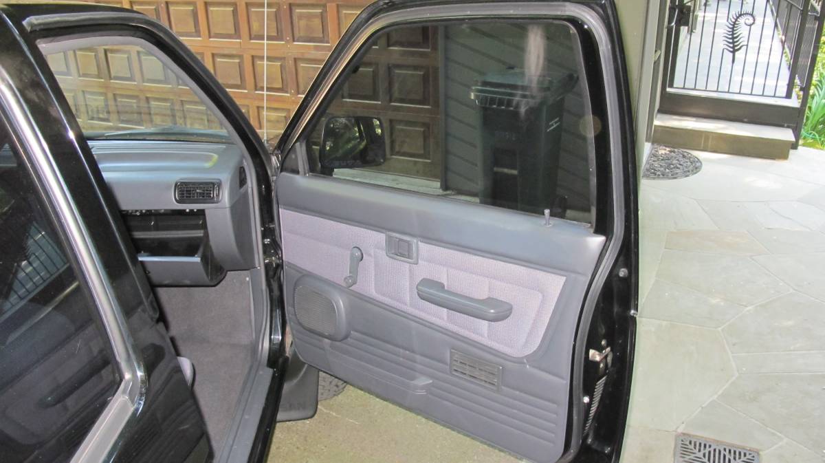 Nissan-pathfinder-xe-4x4-1994-black-20