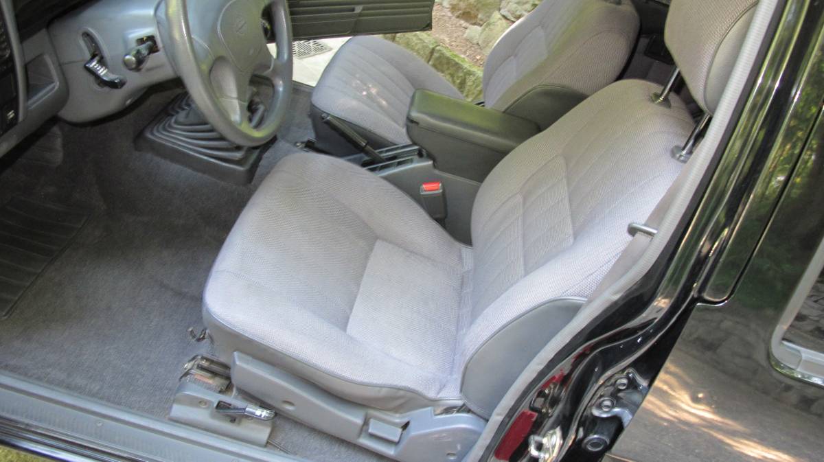 Nissan-pathfinder-xe-4x4-1994-black-4