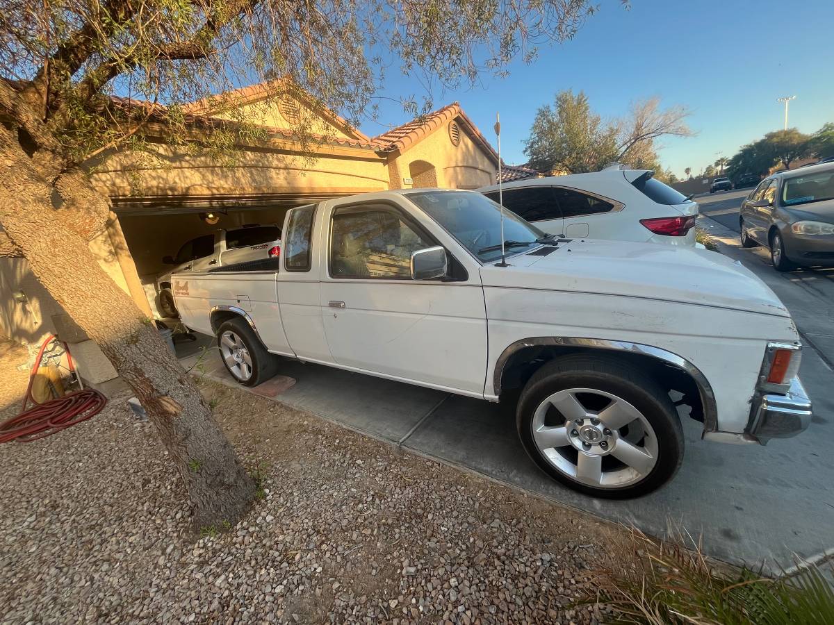 Nissan-pickup-1993-white-1