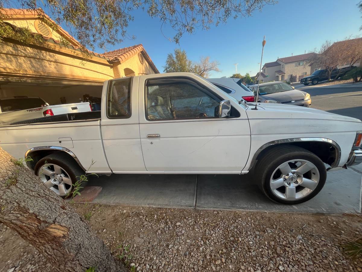 Nissan-pickup-1993-white-2