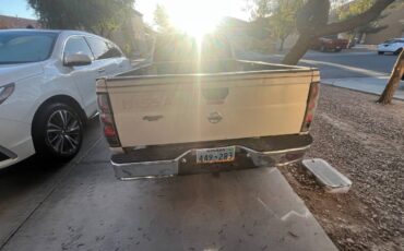 Nissan-pickup-1993-white-3