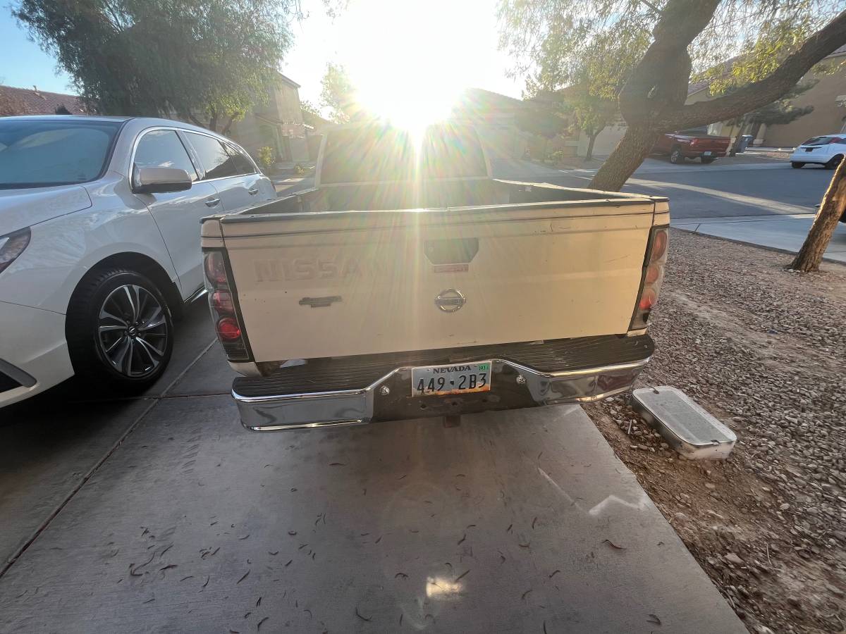 Nissan-pickup-1993-white-3