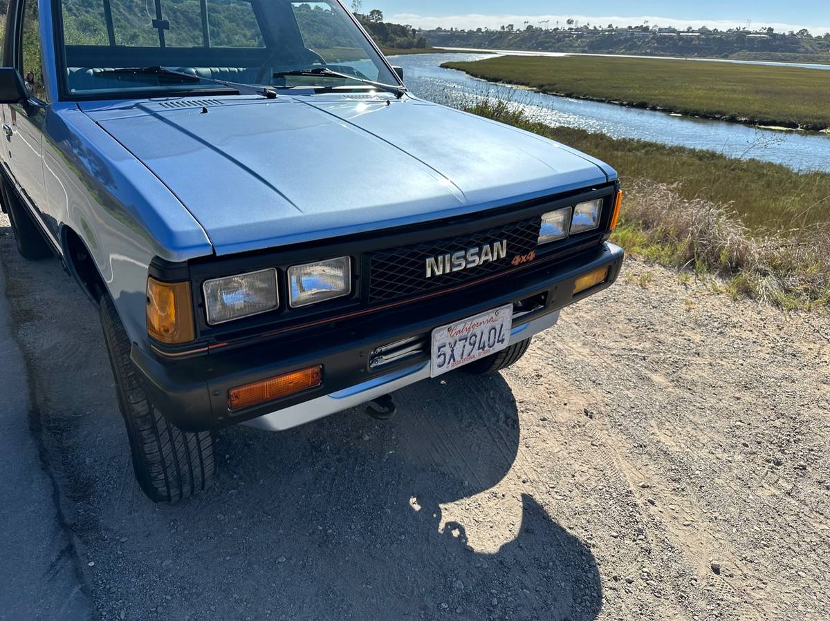 Nissandatsun-720-1985-blue-7