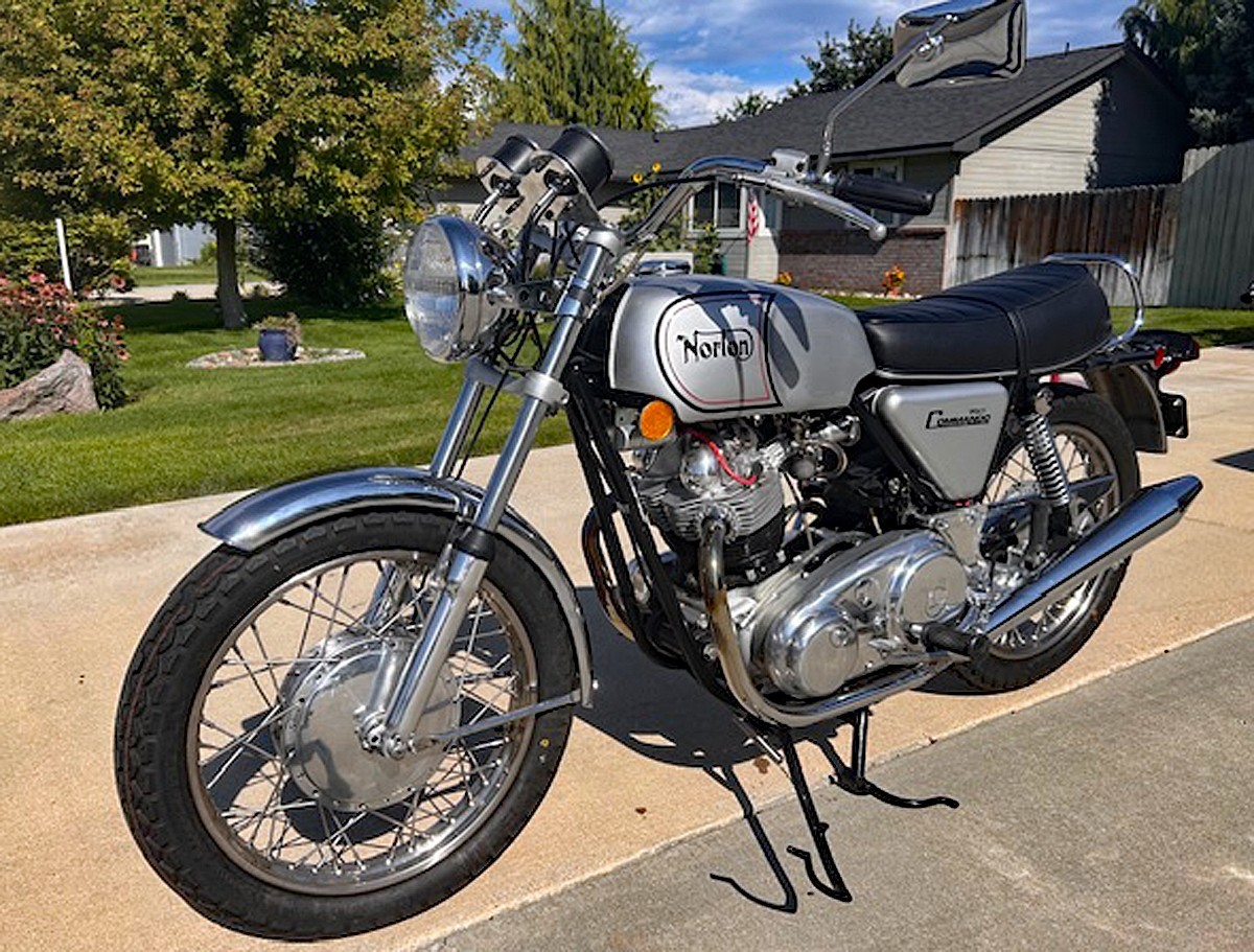Norton-Commando-750-Roadster-1972-3