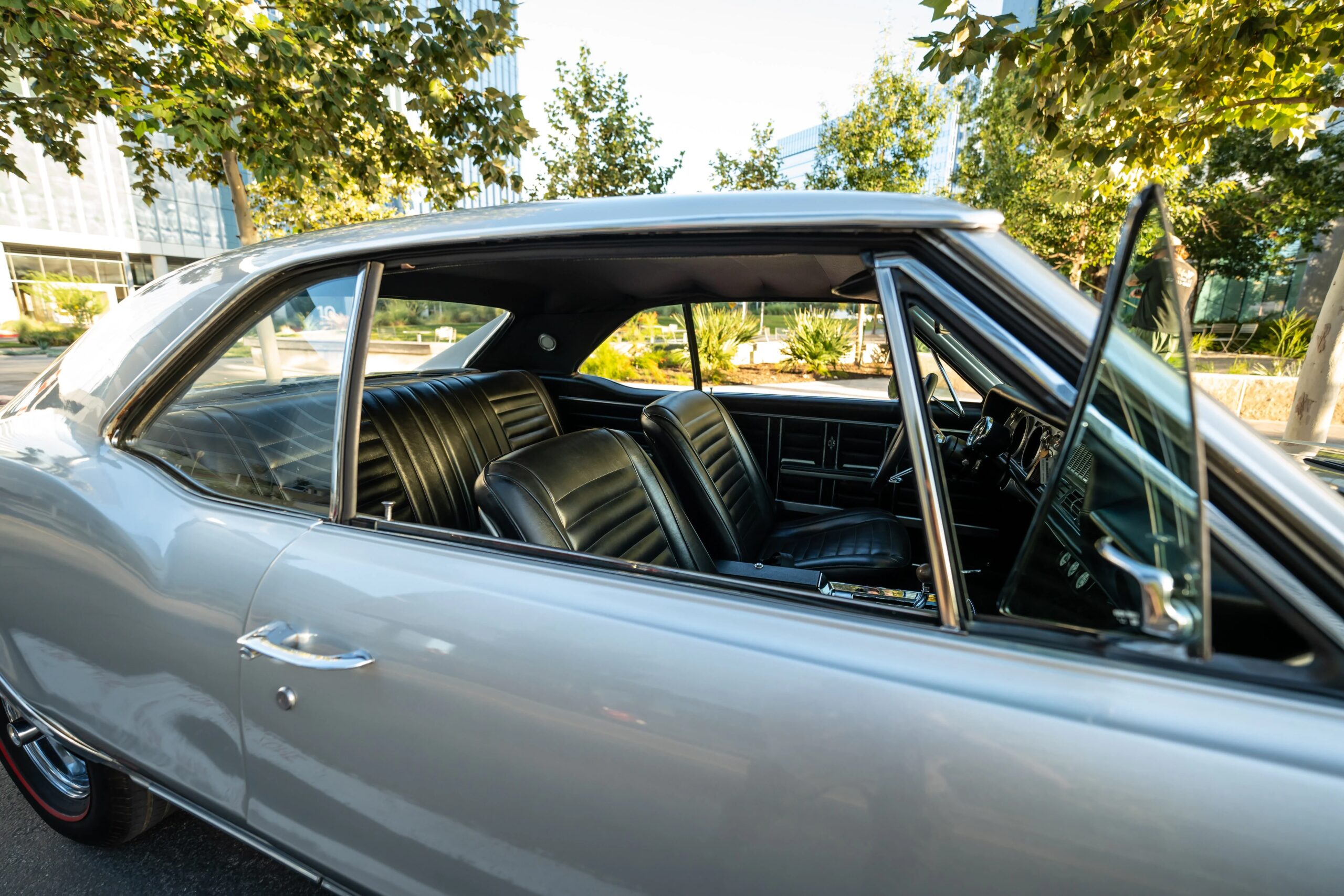 Oldsmobile-442-1967-Silver-Black-10
