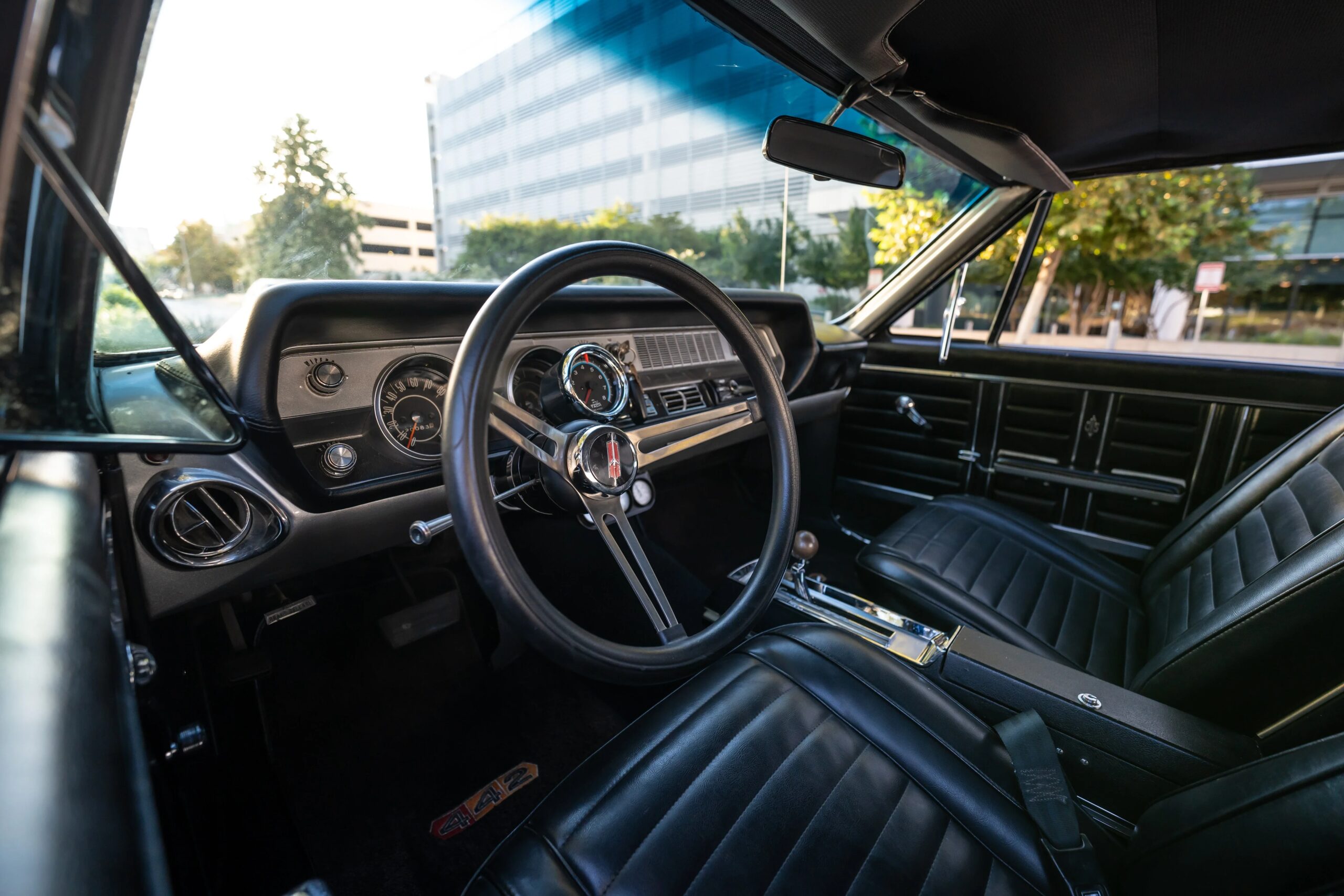 Oldsmobile-442-1967-Silver-Black-11