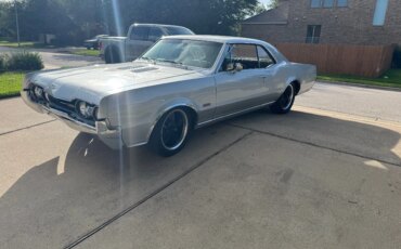 Oldsmobile-442-1967-Silver-Black