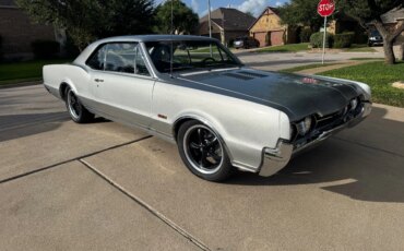 Oldsmobile-442-1967-Silver-Black-4