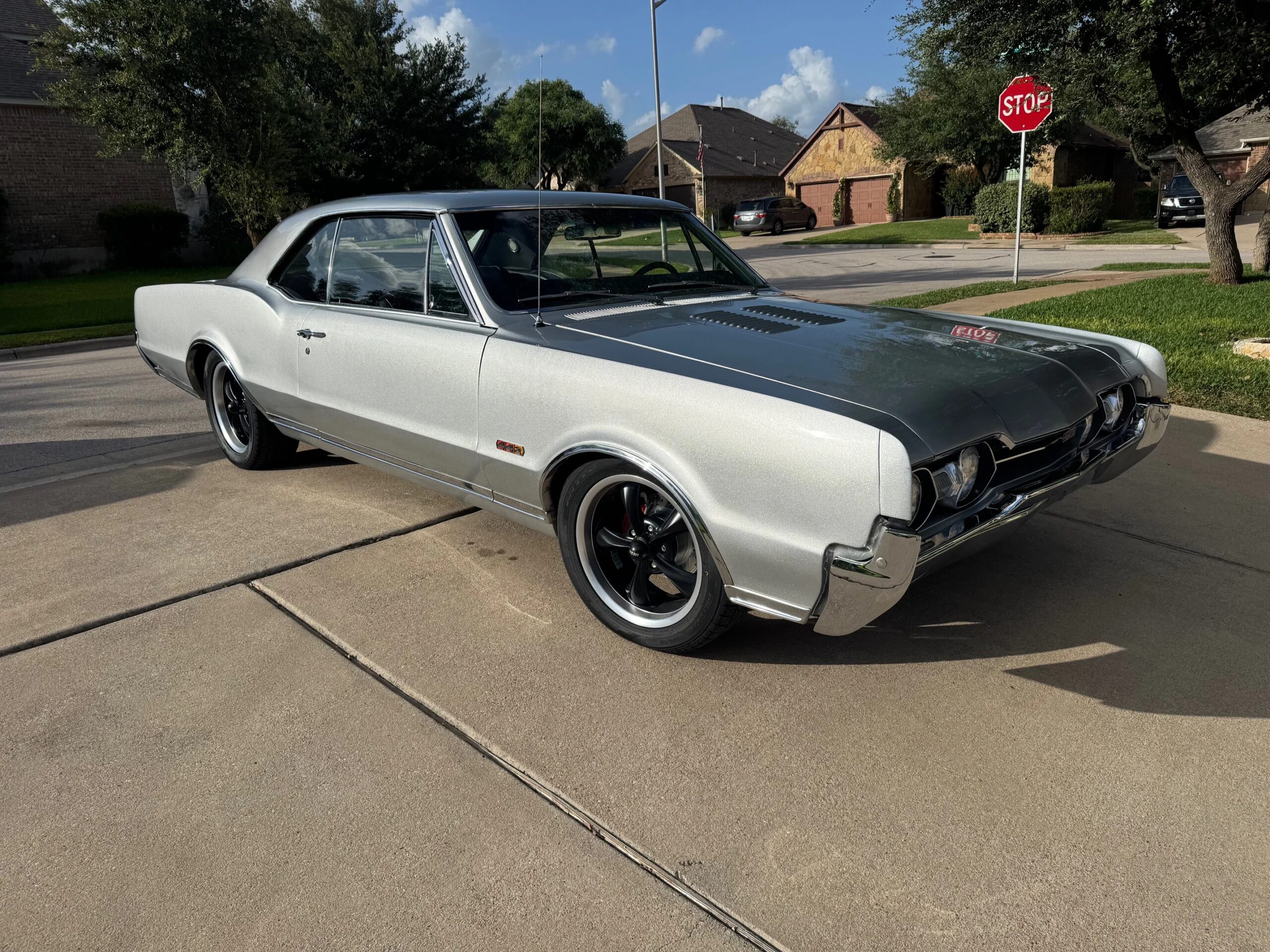 Oldsmobile-442-1967-Silver-Black-4