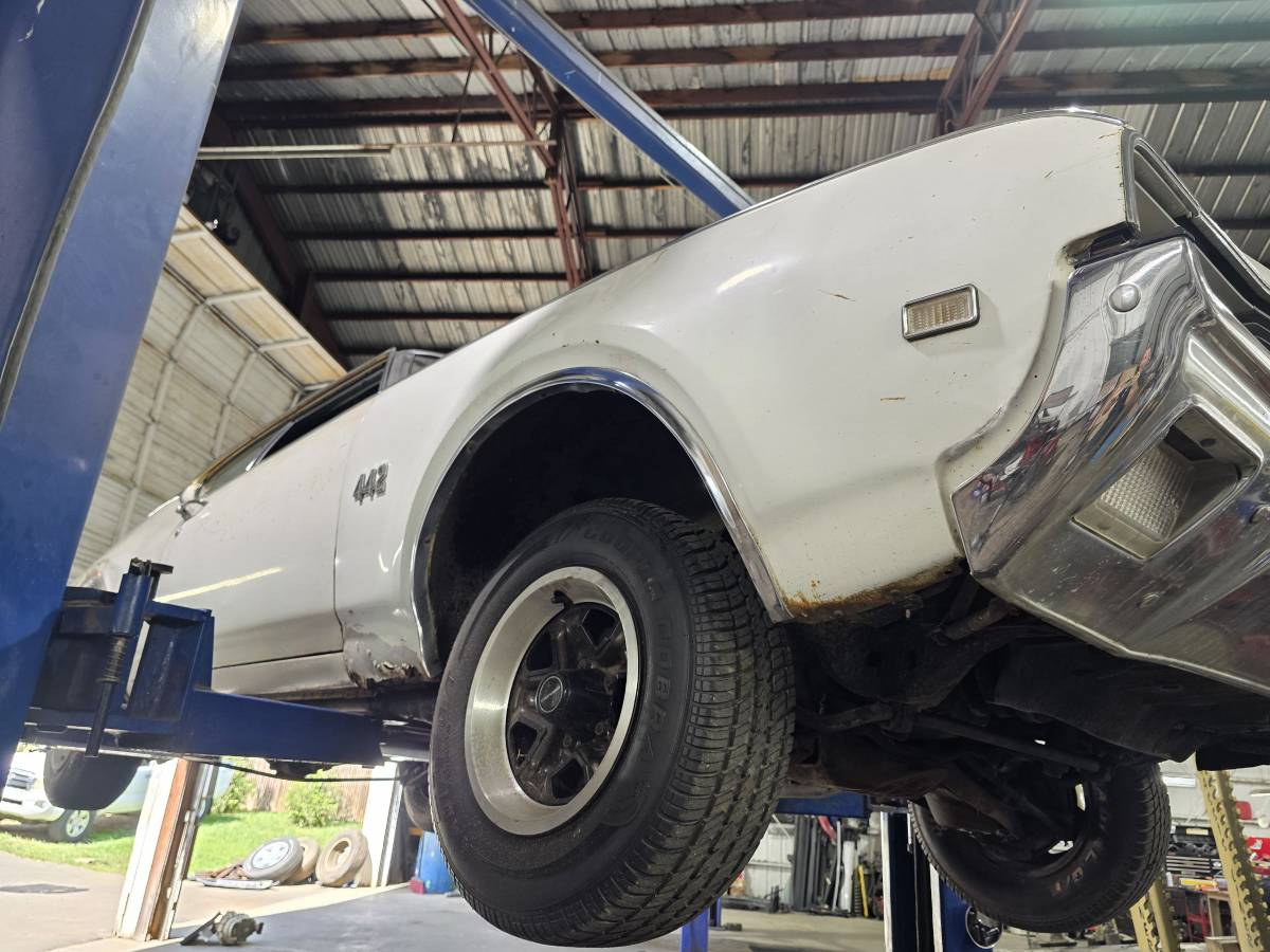 Oldsmobile-442-1969-white-17