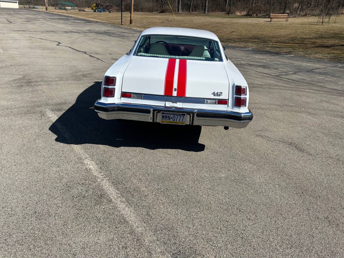 Oldsmobile-442-1975-white-2