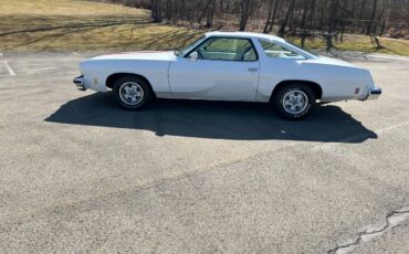 Oldsmobile-442-1975-white-3