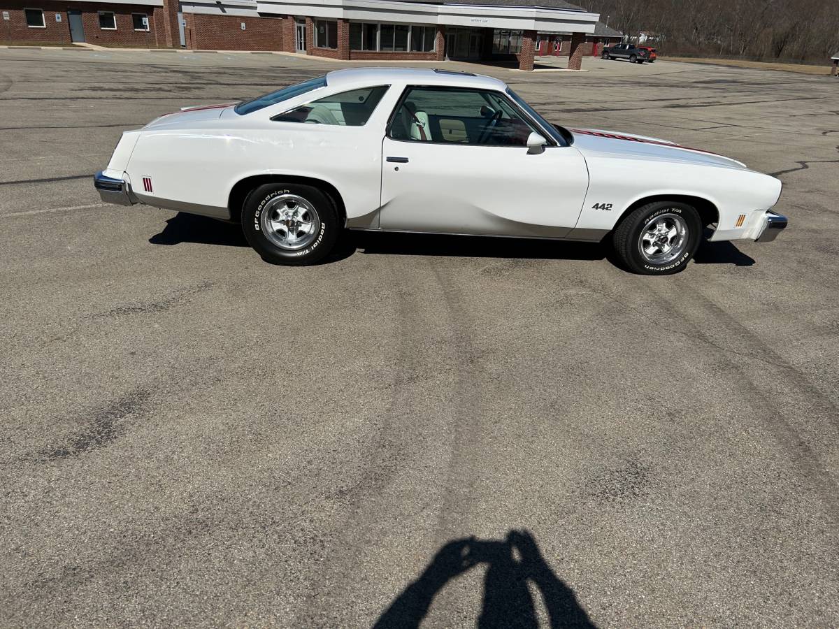 Oldsmobile-442-1975-white
